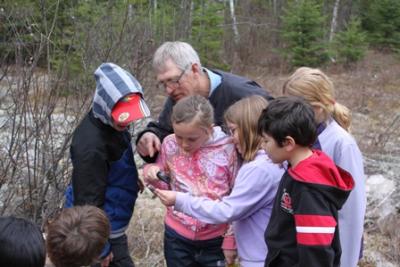 Vic Alberts pointed out mica on a rock to Grade 3/4 students from Crossroads School in 2011